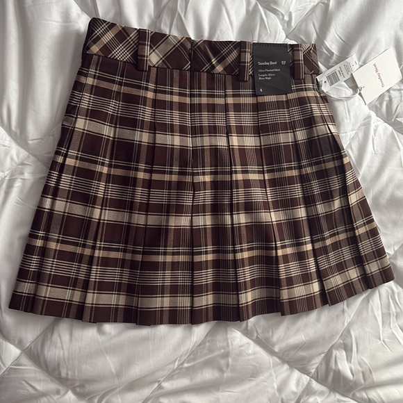 NWT Aritzia Olive Pleated Skirt - Picture 2 of 6